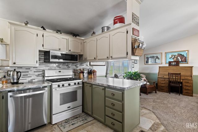 472 Eaglecrest Road, Bakersfield, CA 93308