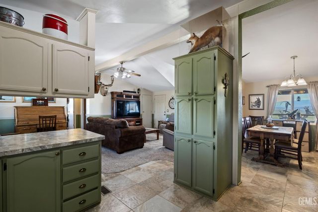 472 Eaglecrest Road, Bakersfield, CA 93308