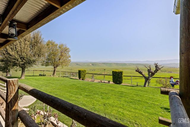 472 Eaglecrest Road, Bakersfield, CA 93308