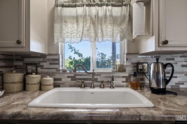 472 Eaglecrest Road, Bakersfield, CA 93308