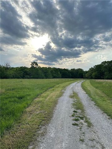 34664 Spring Valley Road, Paola, KS 66071