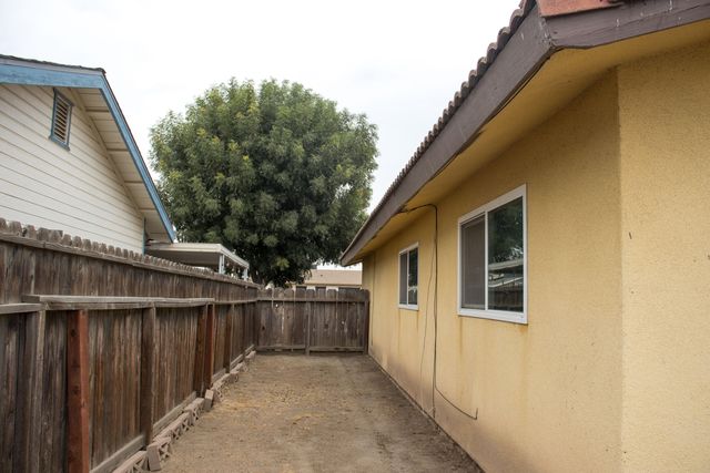 1625 S Lydia Drive, Tulare, CA 93274