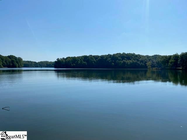 102 Peninsula Drive, Laurens, SC 29360
