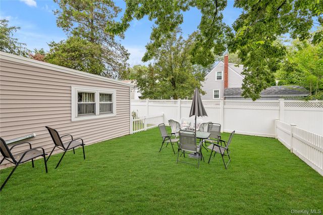 11 Nesaquake Avenue 2nd Fl, Port Washington, NY 11050