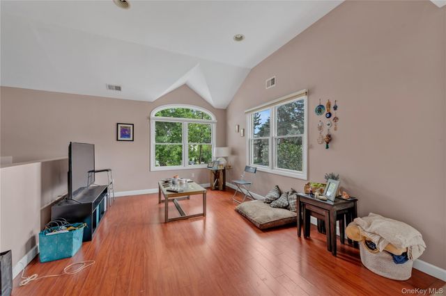 11 Nesaquake Avenue 2nd Fl, Port Washington, NY 11050