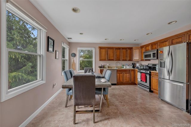 11 Nesaquake Avenue 2nd Fl, Port Washington, NY 11050