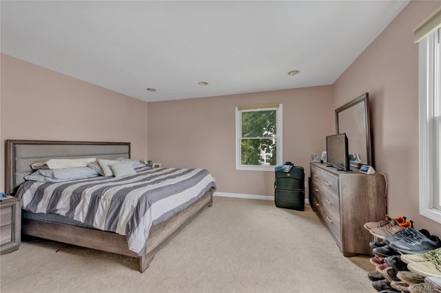 11 Nesaquake Avenue 2nd Fl, Port Washington, NY 11050