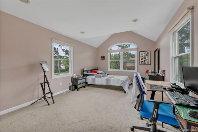 11 Nesaquake Avenue 2nd Fl, Port Washington, NY 11050