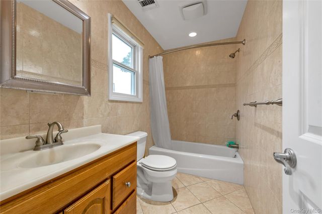 11 Nesaquake Avenue 2nd Fl, Port Washington, NY 11050