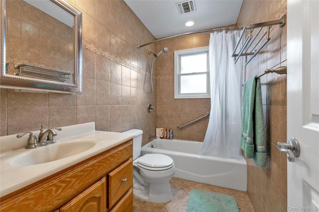 11 Nesaquake Avenue 2nd Fl, Port Washington, NY 11050