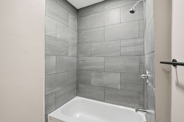 52 Osgood St, Springfield, MA 01107