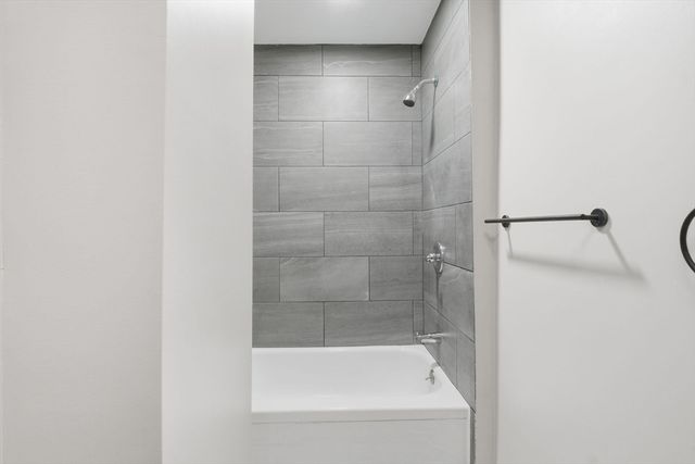 52 Osgood St, Springfield, MA 01107