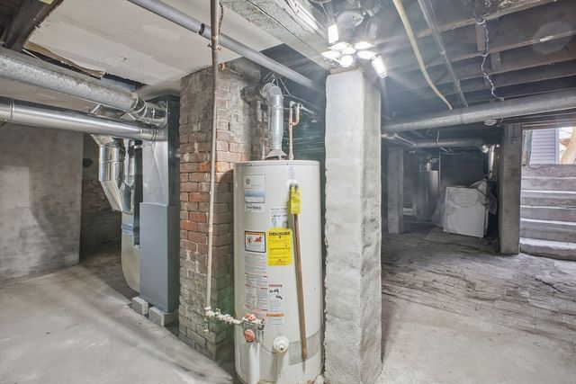 52 Osgood St, Springfield, MA 01107