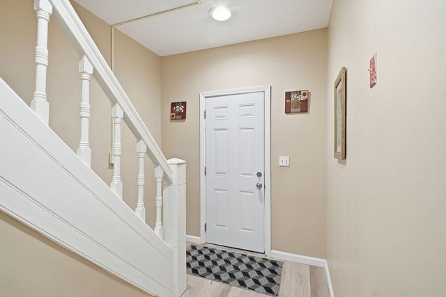 52 Osgood St, Springfield, MA 01107