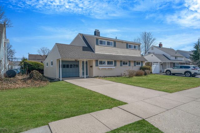 7 Woodpecker Lane, Levittown, NY 11756