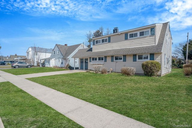 7 Woodpecker Lane, Levittown, NY 11756