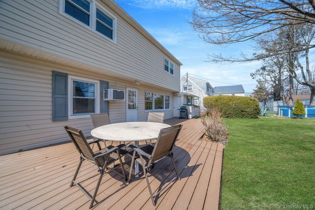 7 Woodpecker Lane, Levittown, NY 11756