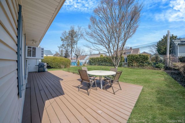7 Woodpecker Lane, Levittown, NY 11756