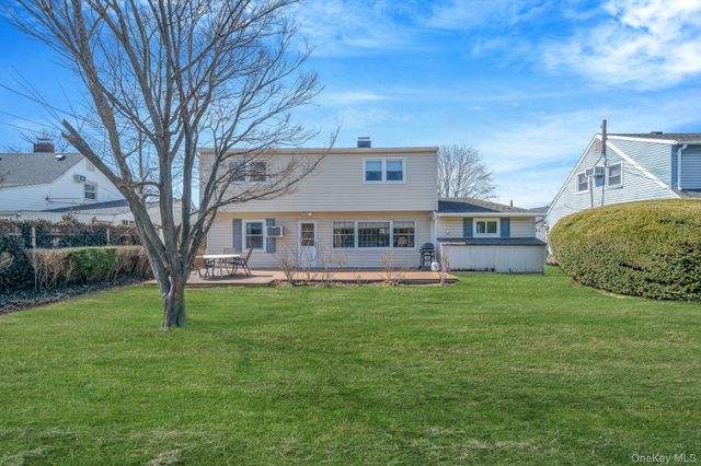 7 Woodpecker Lane, Levittown, NY 11756