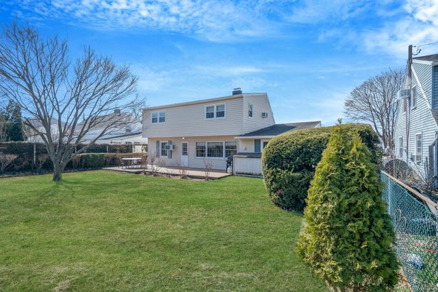 7 Woodpecker Lane, Levittown, NY 11756