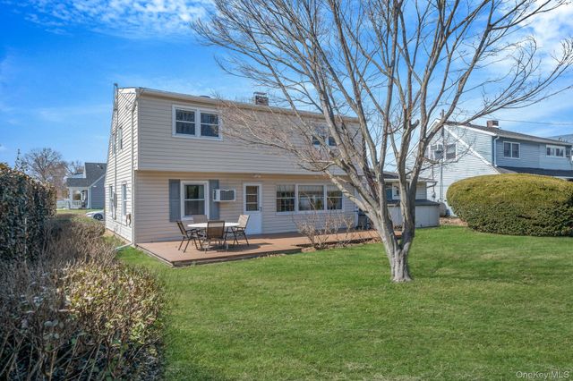 7 Woodpecker Lane, Levittown, NY 11756