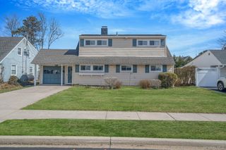 7 Woodpecker Lane, Levittown, NY 11756