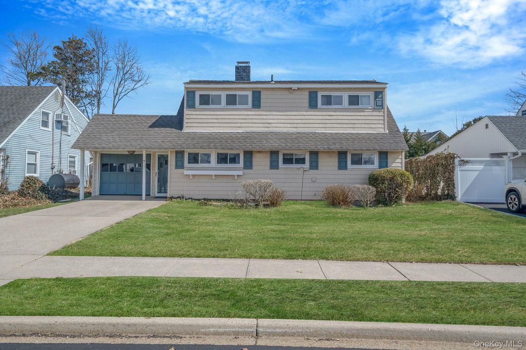 7 Woodpecker Lane, Levittown, NY 11756