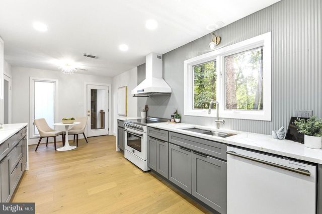 1106 N HOWARD ST, Alexandria, VA 22304