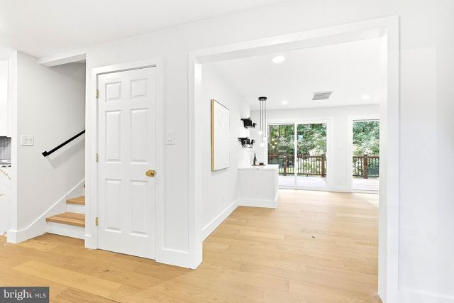 1106 N HOWARD ST, Alexandria, VA 22304
