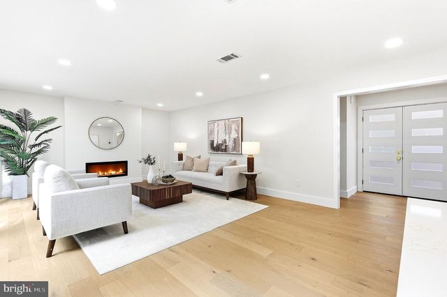1106 N HOWARD ST, Alexandria, VA 22304