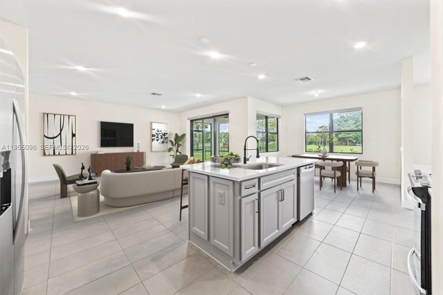 8123 NW 78th St, Tamarac, FL 33321