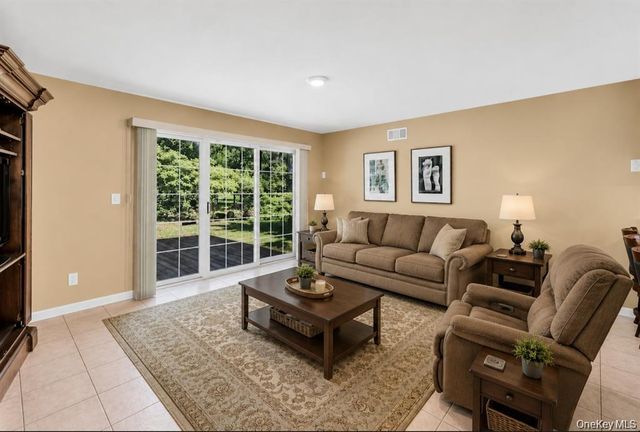 112 Dorado Court S, Middle Island, NY 11953