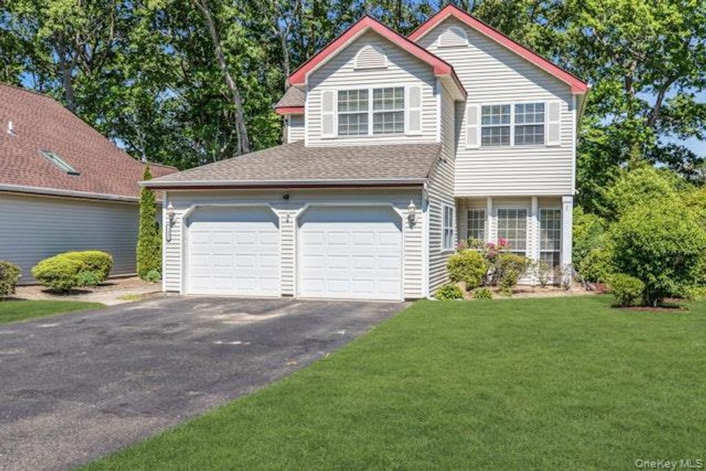112 Dorado Court S, Middle Island, NY 11953