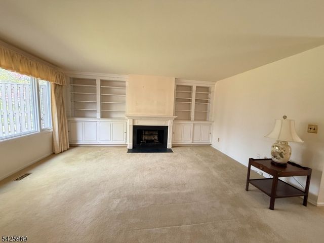 3 Macmillan Ct, Mahwah Twp., NJ 07430