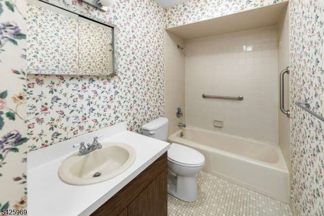 3 Macmillan Ct, Mahwah Twp., NJ 07430