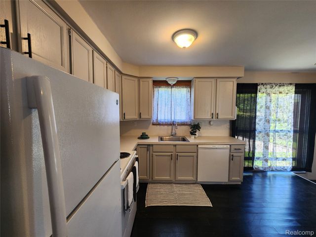 24904 Rosalind Avenue, Eastpointe, MI 48021