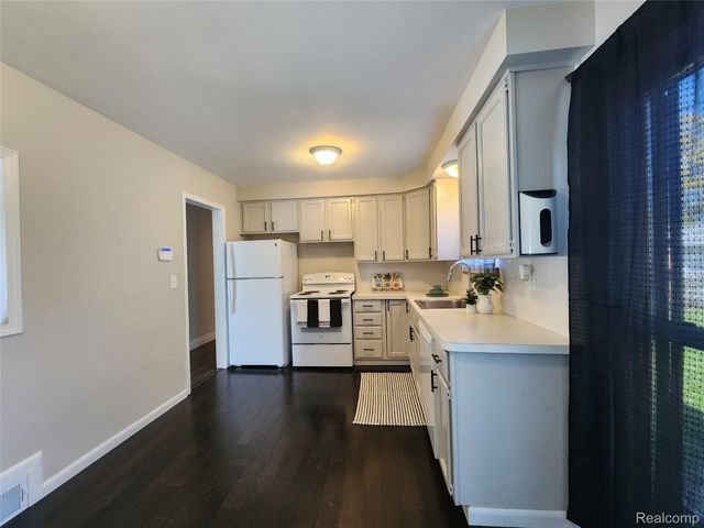 24904 Rosalind Avenue, Eastpointe, MI 48021