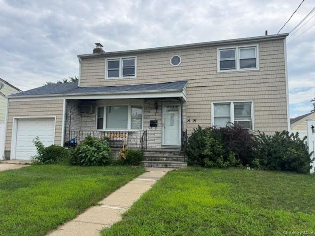 74 Crestwood Boulevard, Farmingdale, NY 11735