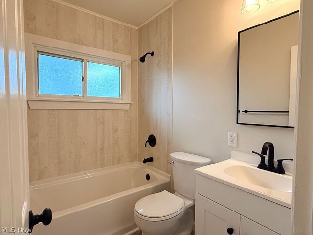 3086 Greenfield, Warren, OH 44485