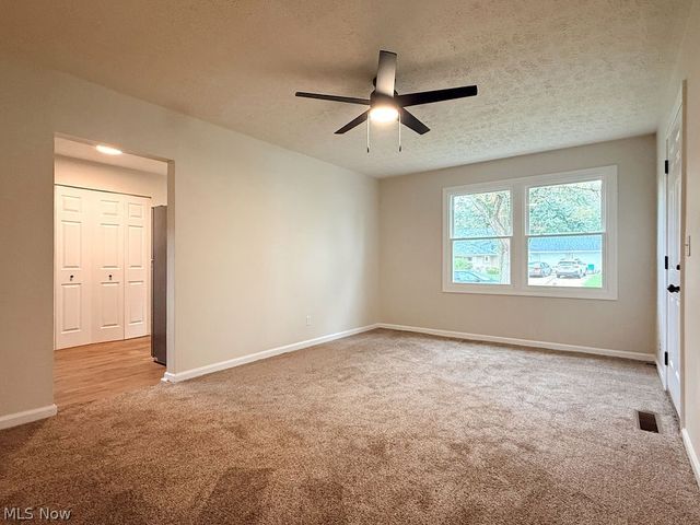 3086 Greenfield, Warren, OH 44485