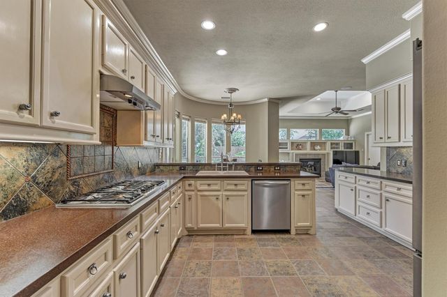 7 Clarion Ridge, The Woodlands, TX 77382