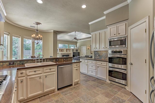 7 Clarion Ridge, The Woodlands, TX 77382