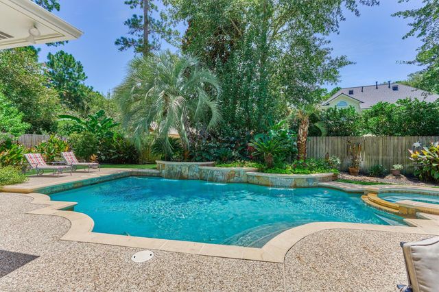 7 Clarion Ridge, The Woodlands, TX 77382