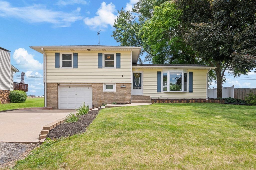 Image 2 of property listing at 604 3rd Street, Sherrard, IL 61281