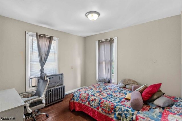 12 Maple St, Garfield City, NJ 07026