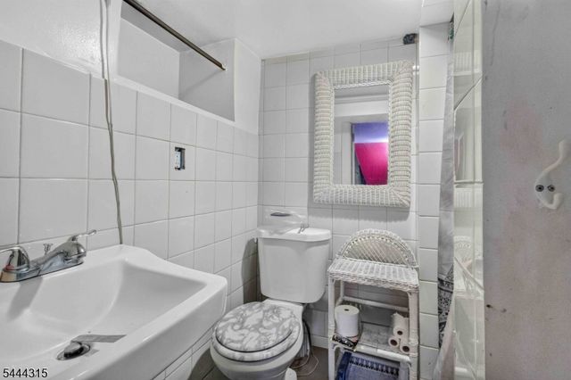 12 Maple St, Garfield City, NJ 07026