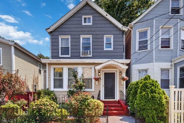 12 Maple St, Garfield City, NJ 07026