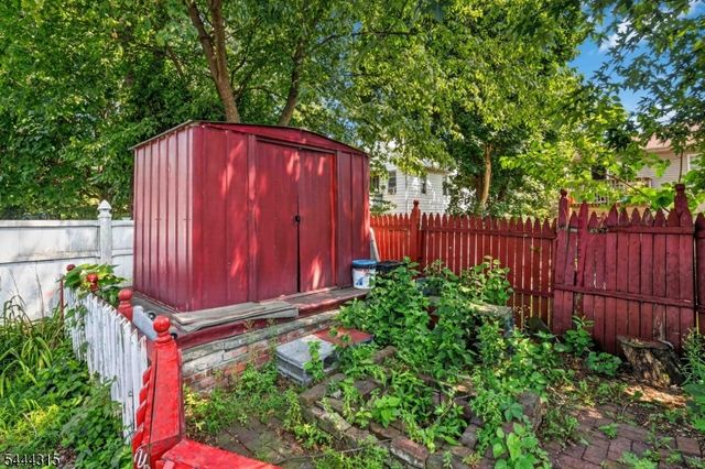 12 Maple St, Garfield City, NJ 07026