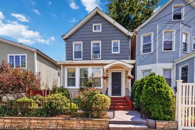 12 Maple St, Garfield City, NJ 07026
