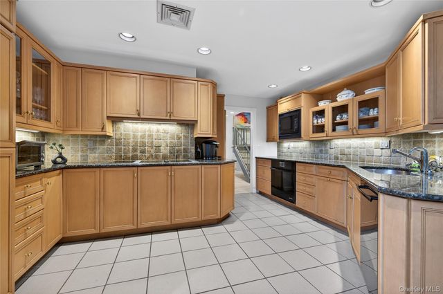 37 Shelter Lane, Roslyn Heights, NY 11577